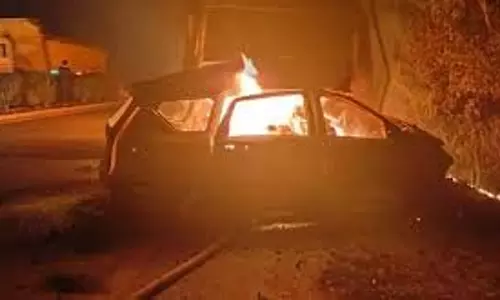Haldwani:तेज रफ्तार से कार चला रहे थे दो युवक, कार के नीचे लगी आग