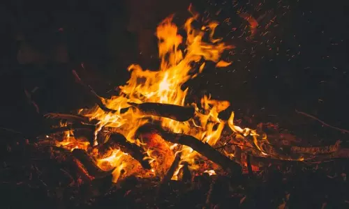 Lohri Importance: लोहड़ी की अग्नि में क्या-क्या चीजें डाली जाती हैं, क्या है उनका महत्व Lohri Importance: लोहड़ी की अग्नि में क्या-क्या चीजें डाली जाती हैं, क्या है उनका महत्व