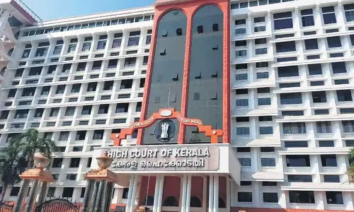 Kerala: केरल उच्च न्यायालय ने राजनीतिक नेताओं को तलब किया Kerala: केरल उच्च न्यायालय ने राजनीतिक नेताओं को तलब किया