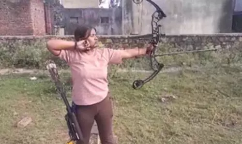 वैश्विक पटल पर चमकने के लिए सरकार की ओर निहार रही तीरंदाजी में पदकधारी अदिति, मां ने सरकार से लगाई गुहार