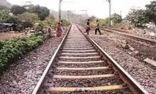 Bihar: ट्रैक पार करते समय ट्रेन की चपेट में आईं 3 बहनें
