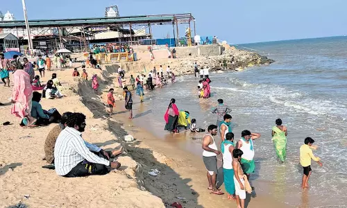 Tamil Nadu: तटीय कटाव से तिरुचेंदूर के श्रद्धालुओं पर खतरा Tamil Nadu: तटीय कटाव से तिरुचेंदूर के श्रद्धालुओं पर खतरा
