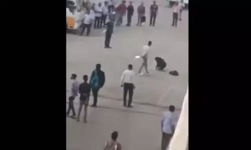 Pune: पार्किंग के बीचो बिच चाकू घोंपकर हत्या, देखते रहे राहगीर | वीडियो