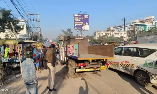 एम्स-टाटीबंध रोड किनारे से हटाए गए ठेले और एडवरटाइजिंग बोर्ड एम्स-टाटीबंध रोड किनारे से हटाए गए ठेले और एडवरटाइजिंग बोर्ड