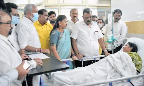 Andhra: 32 घायल श्रद्धालुओं को रुइया अस्पताल से छुट्टी मिली Andhra: 32 घायल श्रद्धालुओं को रुइया अस्पताल से छुट्टी मिली