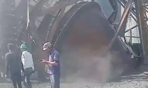 वीडियो कुसुम फैक्ट्री हादसे का, NDRF टीम भी चला रही रेस्क्यू ऑपरेशन वीडियो कुसुम फैक्ट्री हादसे का, NDRF टीम भी चला रही रेस्क्यू ऑपरेशन