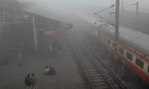 Delhi में घना कोहरा छाया, कम दृश्यता के कारण उड़ान और ट्रेन सेवाएं बाधित