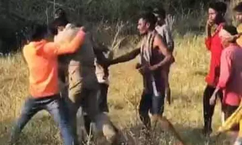 आबकारी अधिकारियों पर हमला करने और वाहन में तोड़फोड़ करने के आरोप में 8 लोग गिरफ्तार