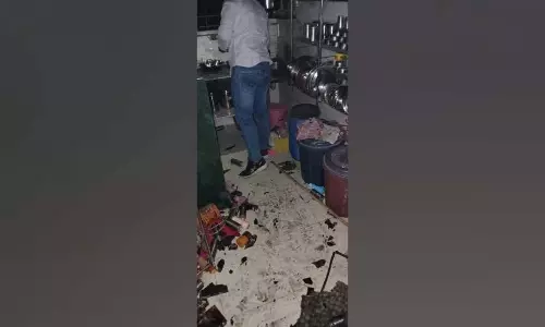 Nalasopara: परफ्यूम की तारीख बदलते समय विस्फोट, चार लोग घायल Nalasopara: परफ्यूम की तारीख बदलते समय विस्फोट, चार लोग घायल