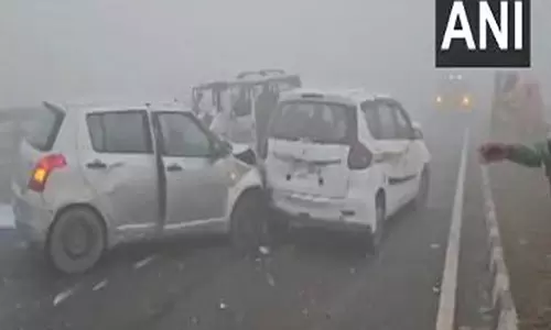 UP: घने कोहरे के कारण दिल्ली-लखनऊ हाईवे पर कई वाहनों की टक्कर