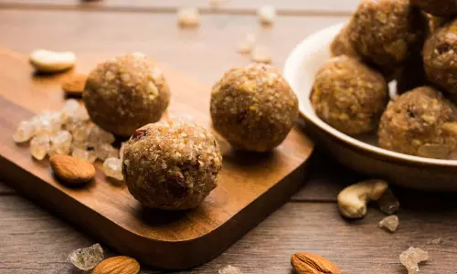 सर्दियों में अपनी प्रतिरोधक क्षमता बढ़ाने के लिए खाएं ये 5 प्रोटीन युक्त लड्डू खाये सर्दियों में अपनी प्रतिरोधक क्षमता बढ़ाने के लिए खाएं ये 5 प्रोटीन युक्त लड्डू खाये