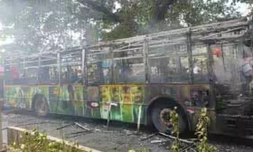 नवी मुंबई की बस में आग लग गई