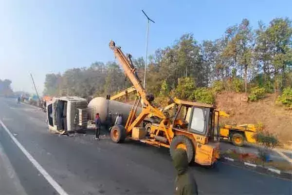 Ranchi: पारादीप से काठमांडू जा रहा गैस टैंकर रामगढ़ घाटी में दुर्घटनाग्रस्त Ranchi: पारादीप से काठमांडू जा रहा गैस टैंकर रामगढ़ घाटी में दुर्घटनाग्रस्त