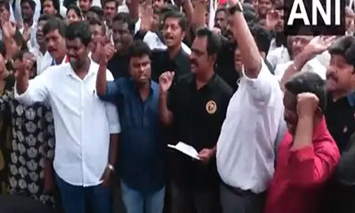 DMK के मसौदा नियमों के खिलाफ डीएमके छात्र विंग ने चेन्नई में विरोध प्रदर्शन किया DMK के मसौदा नियमों के खिलाफ डीएमके छात्र विंग ने चेन्नई में विरोध प्रदर्शन किया