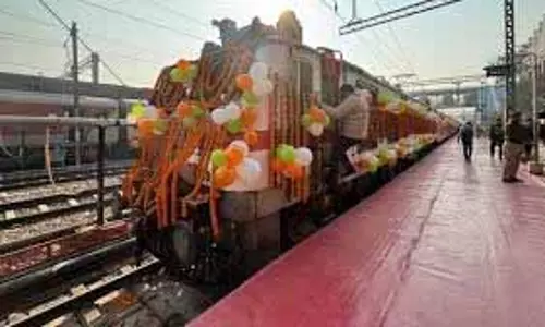 पीएम नरेंद्र मोदी ने प्रवासी भारतीय एक्सप्रेस को हरी झंडी दिखाई