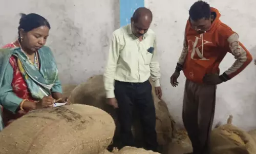ढाबे से कई बोरे धान और डीजल जब्त, पड़ी रेड