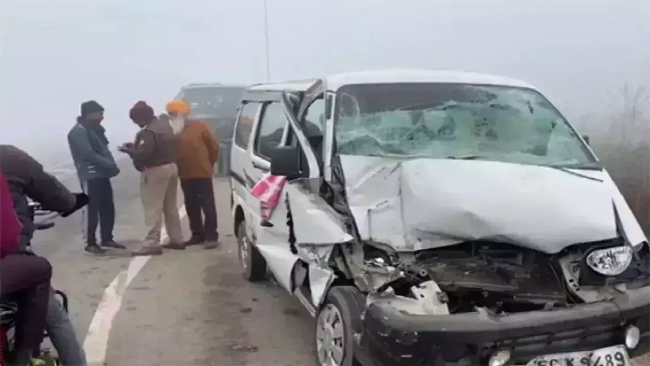 Jaswant Nagar : कोहरे के कारण नीलगायों से भिड़ी कार, दो लोग घायल