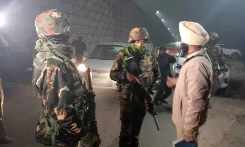 Amritsar: गुमटाला पुलिस चौकी के बाहर धमाके जैसी आवाज से दहशत फैल गई Amritsar: गुमटाला पुलिस चौकी के बाहर धमाके जैसी आवाज से दहशत फैल गई