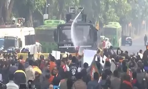 पूर्वांचलियों पर टिप्पणी के विरोध में BJP कार्यकर्ताओं ने केजरीवाल के आवास तक मार्च निकाला