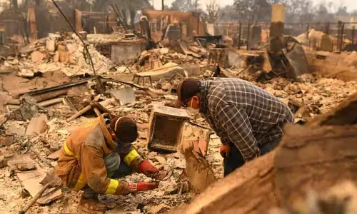 लॉस एंजिल्स क्षेत्र में आग लगने से हजारों लोगों को निकाला गया और घर जल गए