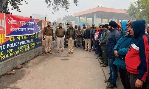 Jalandhar: पुलिस ने लोगों से यातायात नियमों का पालन करने का किया आग्रह