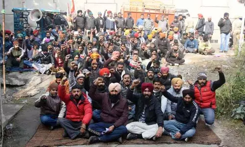Ludhiana: बिजली निगम के संविदा कर्मचारी हड़ताल पर