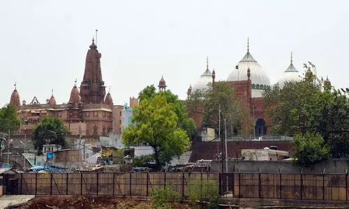सुप्रीम कोर्ट ने मुकदमों को एक साथ जोड़ने के HC के आदेश में हस्तक्षेप करने में अनिच्छा जताई