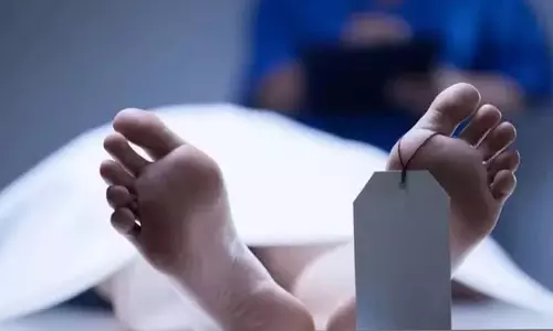 UP: मेरठ में दंपत्ति और तीन बेटियां मृत मिलीं, बच्चों के शव बेड बॉक्स में भरे मिले UP: मेरठ में दंपत्ति और तीन बेटियां मृत मिलीं, बच्चों के शव बेड बॉक्स में भरे मिले