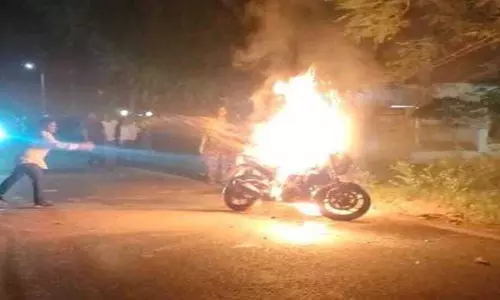 Ranchi: बाइक में लगी आग, मची अफरा-तफरी