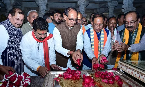केंद्रीय मंत्री शिवराज सिंह चौहान ने नगपुरा स्थित प्रसिद्ध जैन मंदिर में पूजा अर्चना की