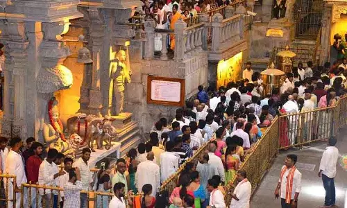 Mukkoti उत्सव के लिए भक्तों की भीड़ यदाद्री पर आती