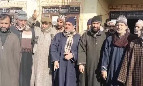 Kaziabad के निवासियों ने ‘स्वास्थ्य देखभाल सुविधाओं की कमी’ के खिलाफ विरोध प्रदर्शन किया