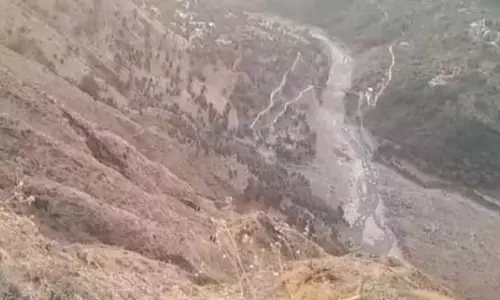 J&K में ट्रक के खाई में गिरने से दो लोगों की मौत J&K में ट्रक के खाई में गिरने से दो लोगों की मौत