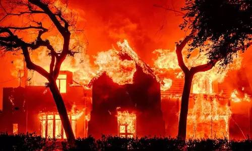 लॉस एंजिल्स आग: भीषण तबाही के बीच लूटेरों ने मचाया आतंक, 20 गिरफ्तार