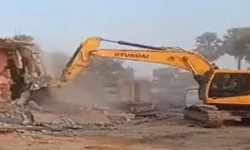 Kanpur: बुलडोजर ने अवैध अतिक्रमण हटाया, पुलिस फोर्स मौजूद रहा