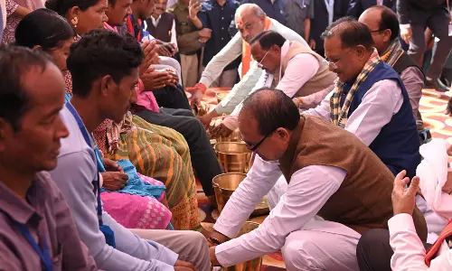 गरीबों के पांव केंद्रीय मंत्री शिवराज सिंह चौहान ने पखारे गरीबों के पांव केंद्रीय मंत्री शिवराज सिंह चौहान ने पखारे