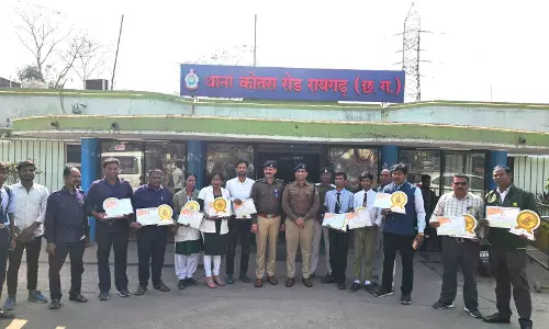 रायगढ़ पुलिस की अनोखी पहल, कोटवारों की बैठक में मेधावी छात्रों और नागरिकों का सम्मान रायगढ़ पुलिस की अनोखी पहल, कोटवारों की बैठक में मेधावी छात्रों और नागरिकों का सम्मान