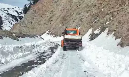 Jammu: फिसलन भरी परिस्थितियों के कारण मुगल रोड की बहाली अभी भी अनिश्चित Jammu: फिसलन भरी परिस्थितियों के कारण मुगल रोड की बहाली अभी भी अनिश्चित