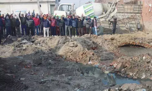 Domoria Bridge निर्माण की धीमी गति के खिलाफ दुकानदारों ने किया प्रदर्शन