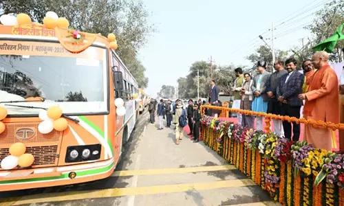 CM Yogi ने श्रद्धालुओं के लिए परिवहन सुविधाएं बढ़ाने के लिए 100 नई बसों को हरी झंडी दिखाई