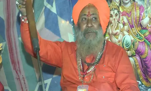 Maha Kumbh में रबड़ी बाबा ने लोगों का ध्यान खींचा, भक्तों के लिए मुफ्त सेवा से जीता दिल