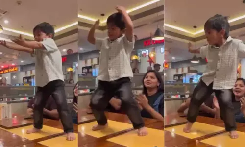 बच्चे ने खाने की मेज पर किया डांस, हो रही माँ-बाप की आलोचना, VIDEO... बच्चे ने खाने की मेज पर किया डांस, हो रही माँ-बाप की आलोचना, VIDEO...