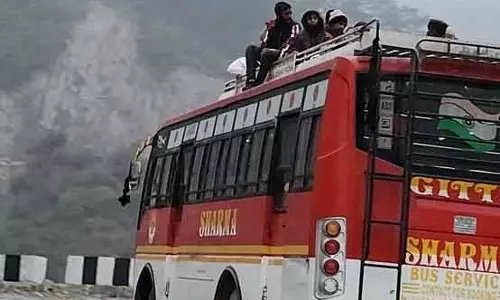 Sirmaur के ट्रांस-गिरी क्षेत्र में ओवरलोड निजी बसें लोगों की जान जोखिम में डाल रही