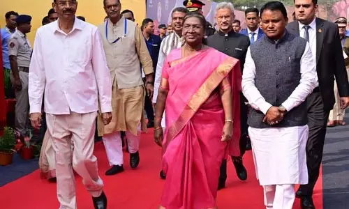 कंभमपति और द्रौपदी मुर्मू: ओडिशा में भिक्षित भारत प्रदर्शनी का अवलोकन किया