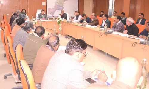 Churu: जिला कलेक्टर अभिषेक सुराणा ने राजस्व अधिकारियों की बैठक में दिए निर्देश