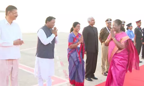 Odisha: भुवनेश्वर हवाई अड्डे पर राष्ट्रपति मुर्मू को विदाई सम्मान Odisha: भुवनेश्वर हवाई अड्डे पर राष्ट्रपति मुर्मू को विदाई सम्मान