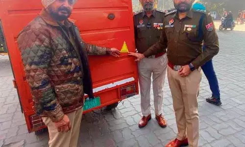 Police ने शहर में वाहनों पर रिफ्लेक्टर लगाने का अभियान शुरू किया