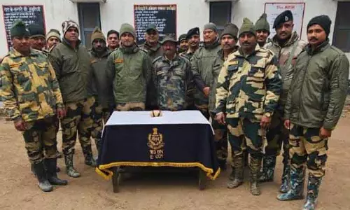 BSF ने सीमावर्ती गांवों से हेरोइन और पिस्तौल जब्त की BSF ने सीमावर्ती गांवों से हेरोइन और पिस्तौल जब्त की