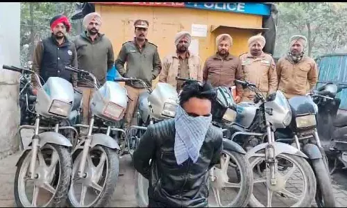 Amritsar: वाहन चोर पकड़ा गया, छह बाइक बरामद Amritsar: वाहन चोर पकड़ा गया, छह बाइक बरामद