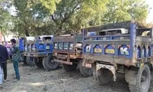 Ramgarh: दामोदर नदी घाट से बालू का अवैध खनन करते 7 ट्रैक्टर जब्त Ramgarh: दामोदर नदी घाट से बालू का अवैध खनन करते 7 ट्रैक्टर जब्त